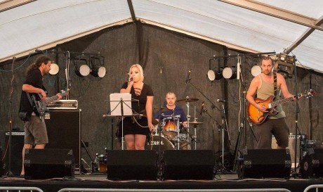 Az IDŐ VAN zenekar ad koncertet csütörtökön a Petz Sörözőben